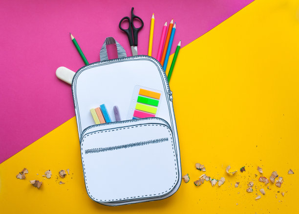 创意的书包用纸与学校文具。关闭了。图片下载