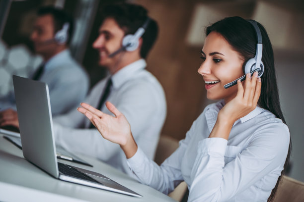 呼叫中心的员工。素材图片