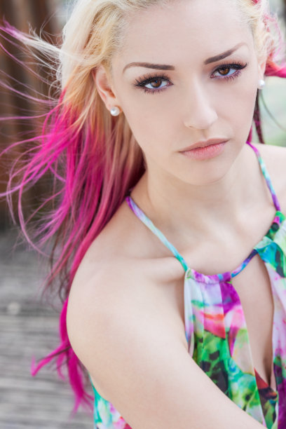 室外肖像的悲伤，喜怒无常或沮丧，美丽的年轻女子或女孩与棕色眼睛，金发和品红色的头发图片下载