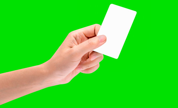 手持名片、信用卡或空白纸张，隔离在绿色背景上，带有剪切路径图片下载