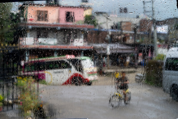 模糊的街道景象透过车窗与雨滴在尼泊尔图片下载