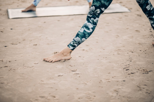 海滩上的瑜伽图片下载