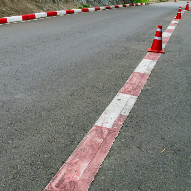 橙色塑料锥图片下载