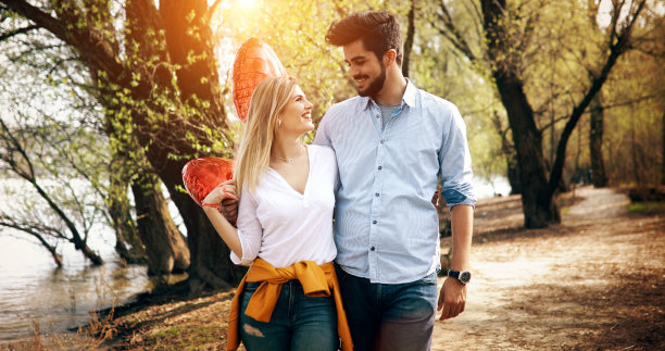 情侣们拿着气球站在外面的照片图片下载