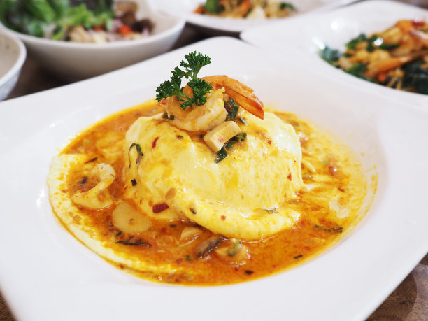 煎蛋卷米饭和辣味海鲜酱放在白盘子里。图片下载