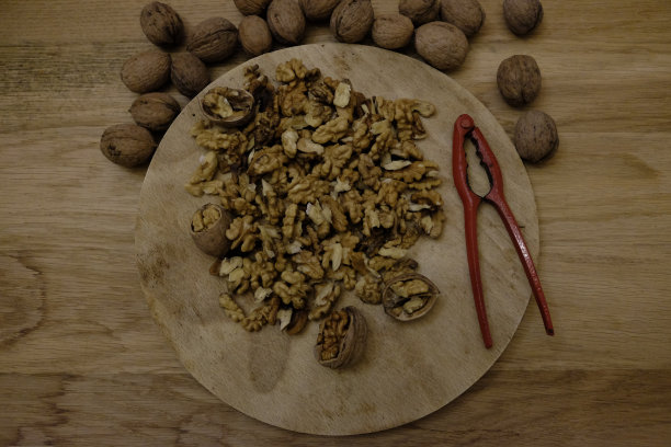 用胡桃夹子把核桃打开图片下载