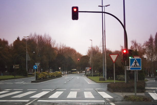 街景，空旷的大街，交通和路灯。图片下载