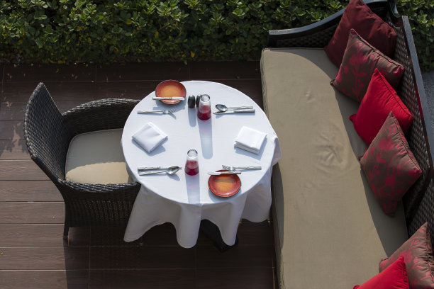 桌子和椅子在空荡荡的咖啡馆旁边的海滩，俯视图。泰国图片下载