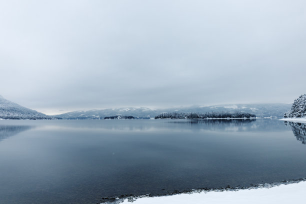冬季的湖泊和山脉图片下载
