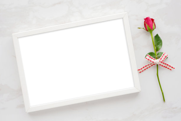 情人节背景，模板，红玫瑰和空白的白色木框架上的白色大理石背景与复制空间的文字，平铺图片下载