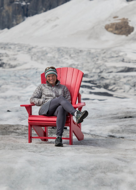 阿萨巴斯卡冰川上的女人坐在红椅子上图片下载