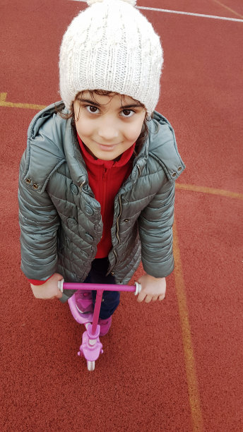 小女孩与推滑板车摆姿势图片下载