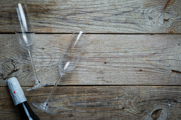 情人节概念——香槟和玻璃杯图片下载