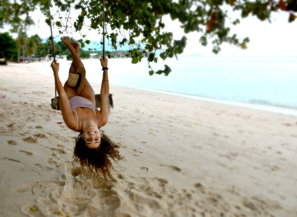 秋千上的拉丁女孩图片下载