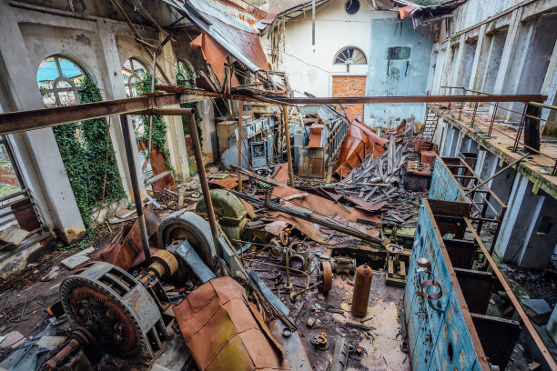 废弃的变电站。机器上生锈的发电机。拆除屋顶图片下载