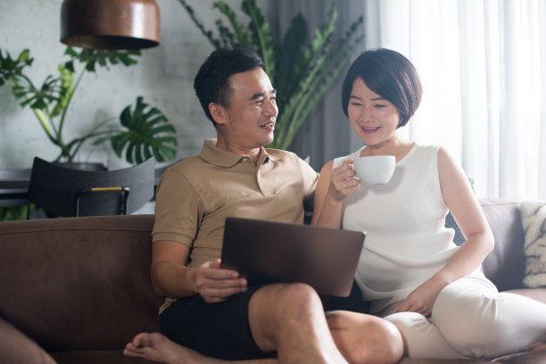 年轻的亚洲夫妇在家。素材图片