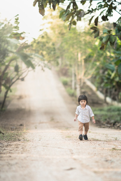 东盟男孩走图片下载