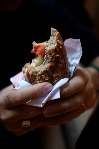 陈年kasar奶酪和意大利腊肠三明治图片下载