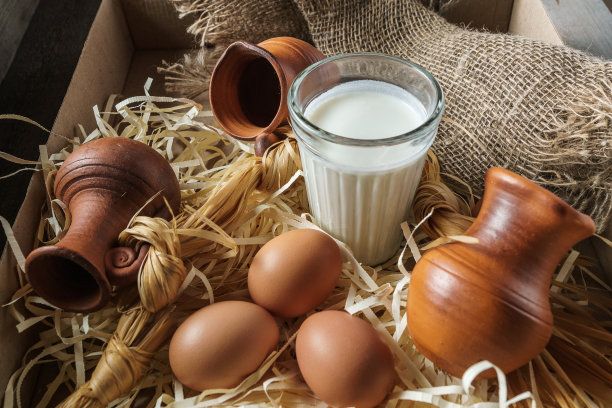 陶罐，鸡蛋，牛奶，铺在稻草上，还有粗麻布。图片下载