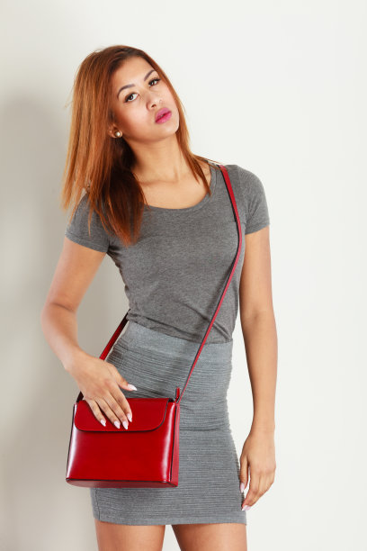 女孩灰色的衣服配红色的手提包图片下载