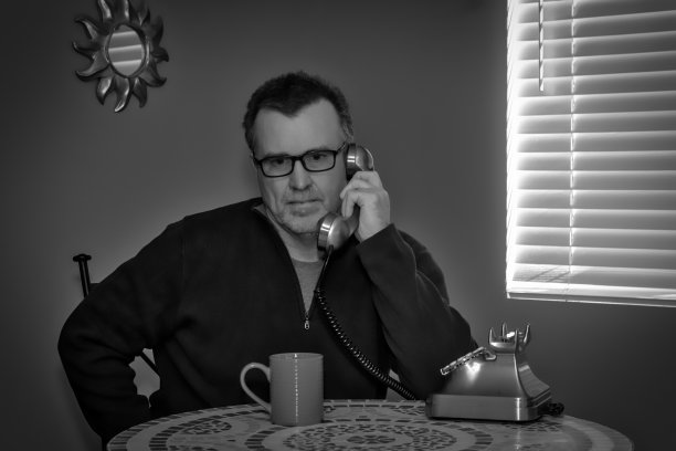 黑色和白色的晨间电话图片下载