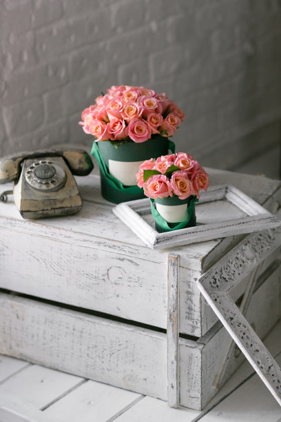 木椅上的盒子里放着一束粉红色的玫瑰。副本的空间。复古风格图片下载