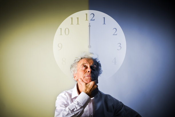 白衣老人充满了疑惑和犹豫。时间在流逝。白天和夜晚的概念。图片下载