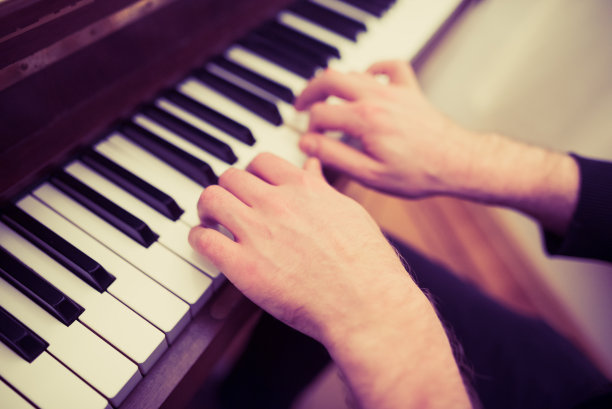 弹钢琴，玩得开心图片下载