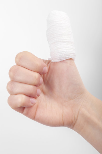 白色背景上带绷带的受伤手指图片下载