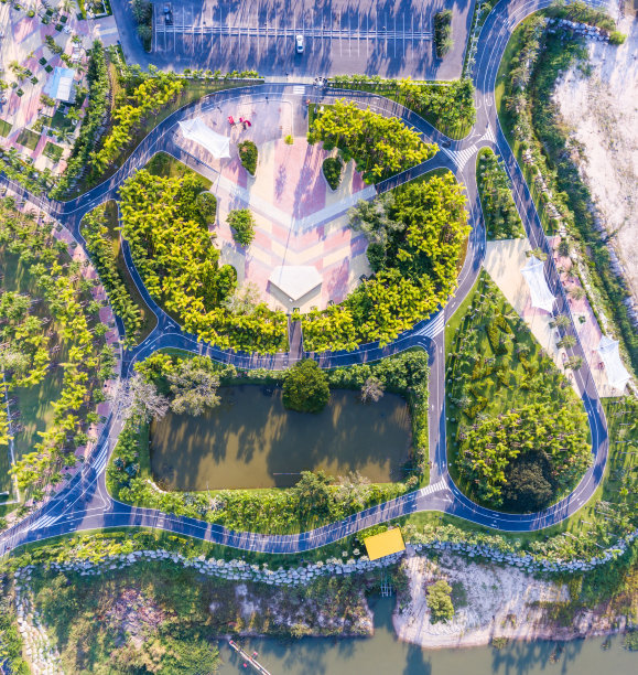 鸟瞰乡村足球场地，晨曦明媚图片下载