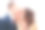 近距离拍摄美丽的新婚夫妇在面纱下的浪漫肖像图片下载