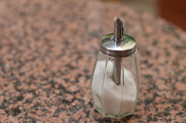 粉色大理石桌上放着砂糖图片下载