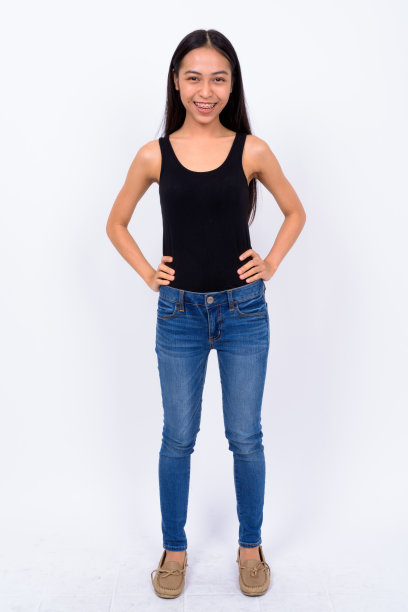 年轻的亚洲妇女站在白色背景下的肖像图片下载