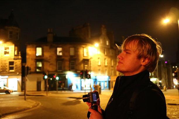 一个年轻人准备在爱丁堡晚上拍照图片下载