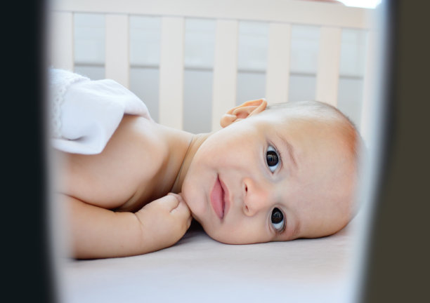 我在婴儿床里很开心图片下载