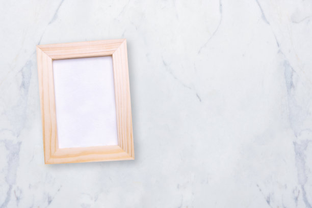俯视图的自然木制相框上的大理石桌子。图片下载
