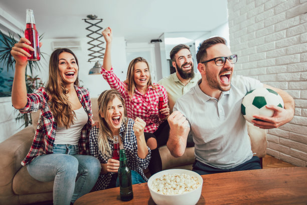 一群朋友在电视上看足球比赛图片下载