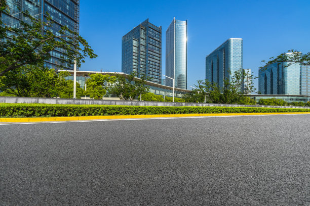 空旷的柏油路和现代建筑图片下载