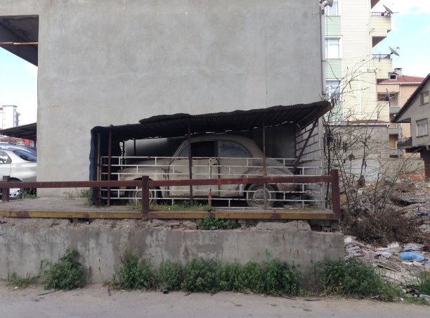 一辆历史悠久的汽车停在土耳其伊斯坦布尔kartal公寓大楼下的车库中图片下载