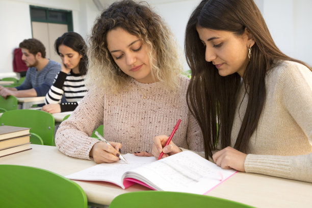 学生们在教室里学习素材图片