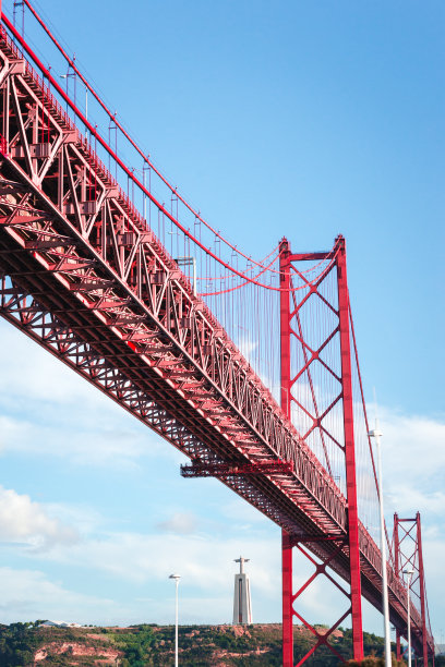 横跨葡萄牙里斯本塔古斯河的25号桥。图片下载