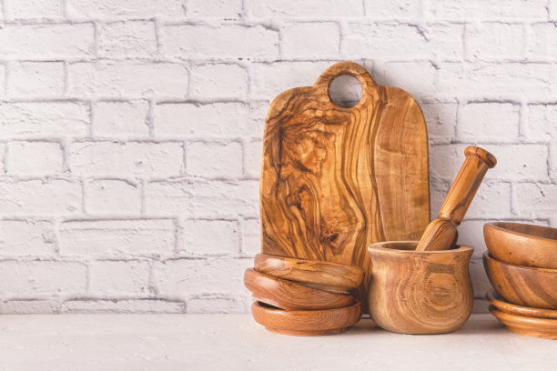 白色桌子上放着木制餐具图片下载