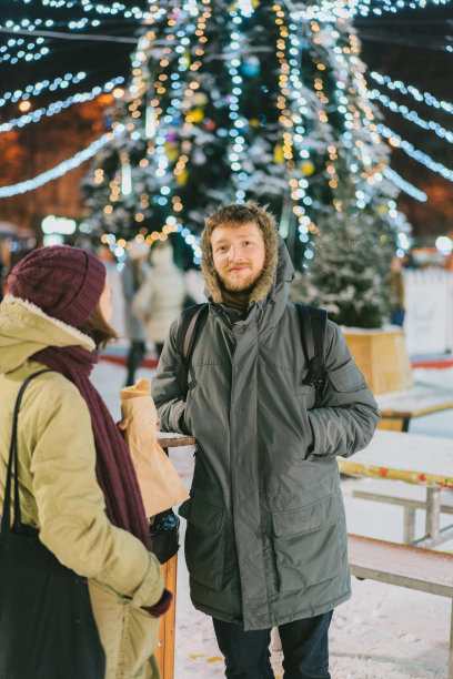 女人和男人在圣诞市场上聊天图片下载