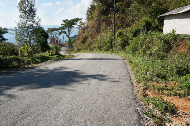柏油路穿过乡间的一座山村图片下载