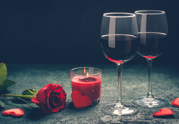 情人节贺卡的概念。葡萄酒杯，玫瑰和罐头图片下载