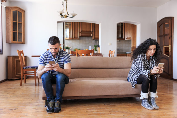 有问题的年轻人，使用智能手机图片下载
