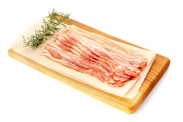 培根放在白木板上图片下载