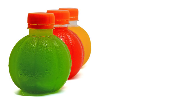 色彩斑斓的甜饮用水在左侧的白色背景上垂直排成一排图片下载