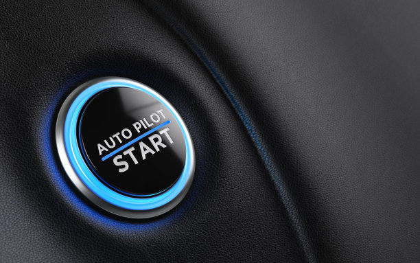 汽车启动按钮在仪表板上素材图片