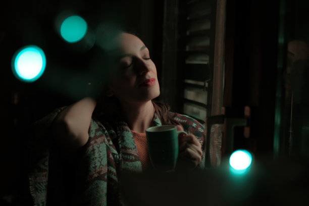 女人喝咖啡图片下载